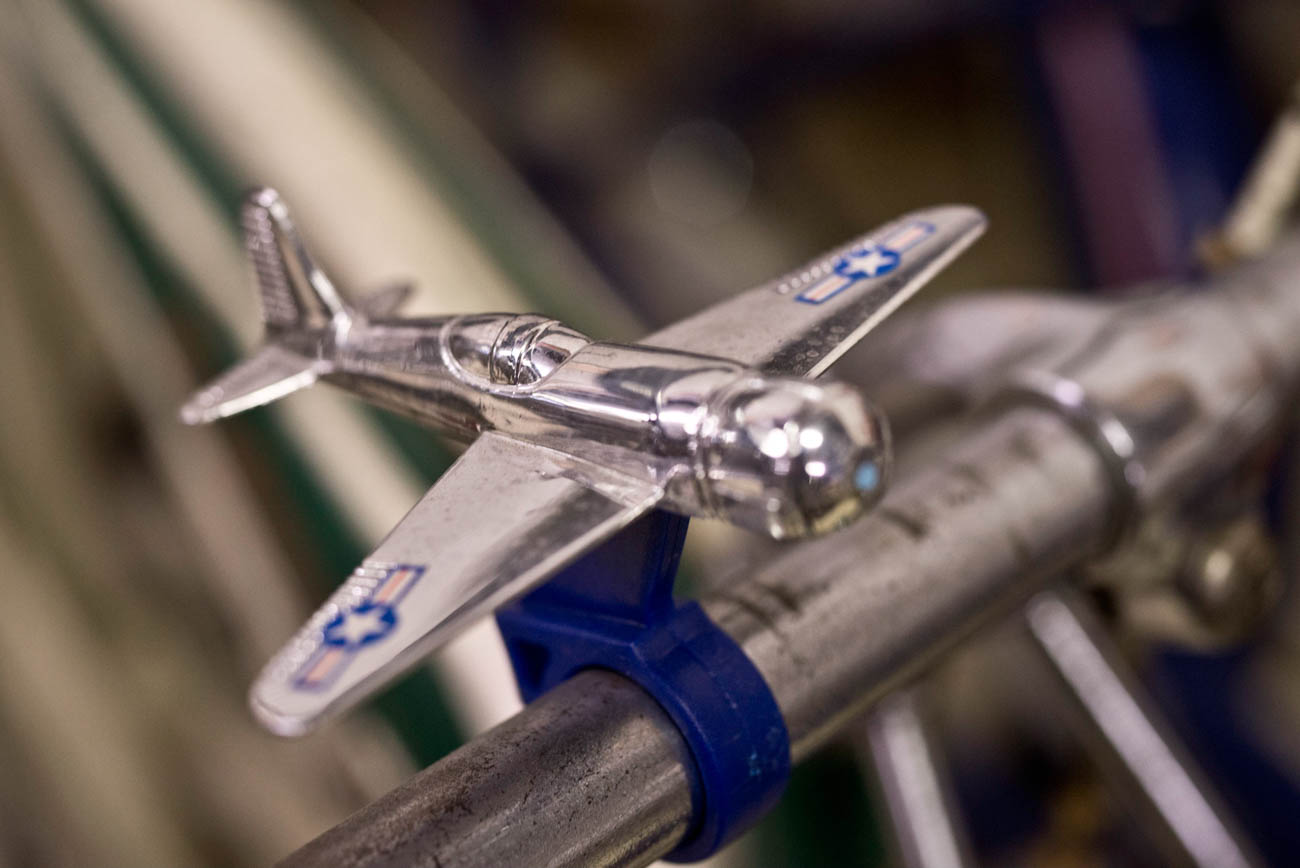 Deco-style airplane handlebar accessory.